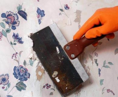 Jika wallpaper direkatkan dengan kuat, bagaimana cara melepasnya dari dinding di rumah: opsi cara cepat menghapus wallpaper lama